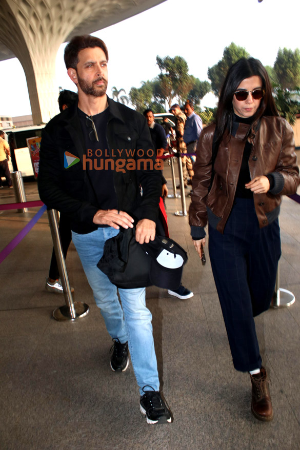 photos hrithik roshan and saba azad snapped at the airport 3