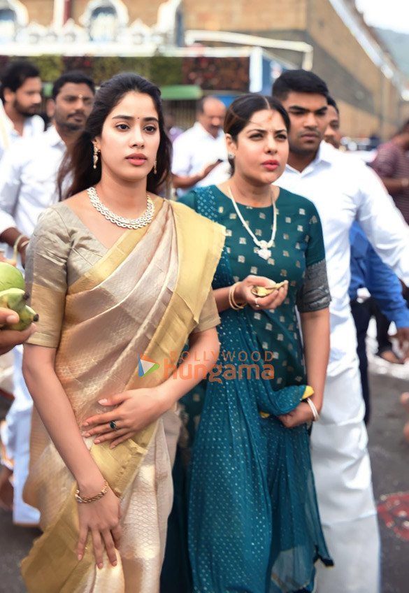 photos janhvi kapoor seeks blessings at tirumala with shikhar pahariya 1