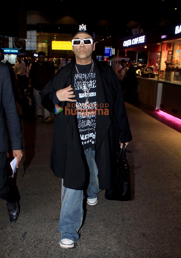 photos karan johar snapped at the airport 3