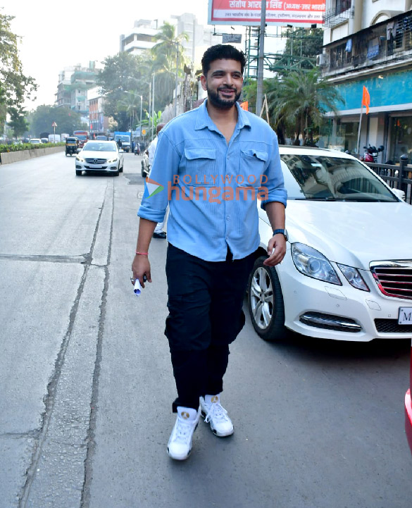 photos karan kundrra snapped in juhu 1