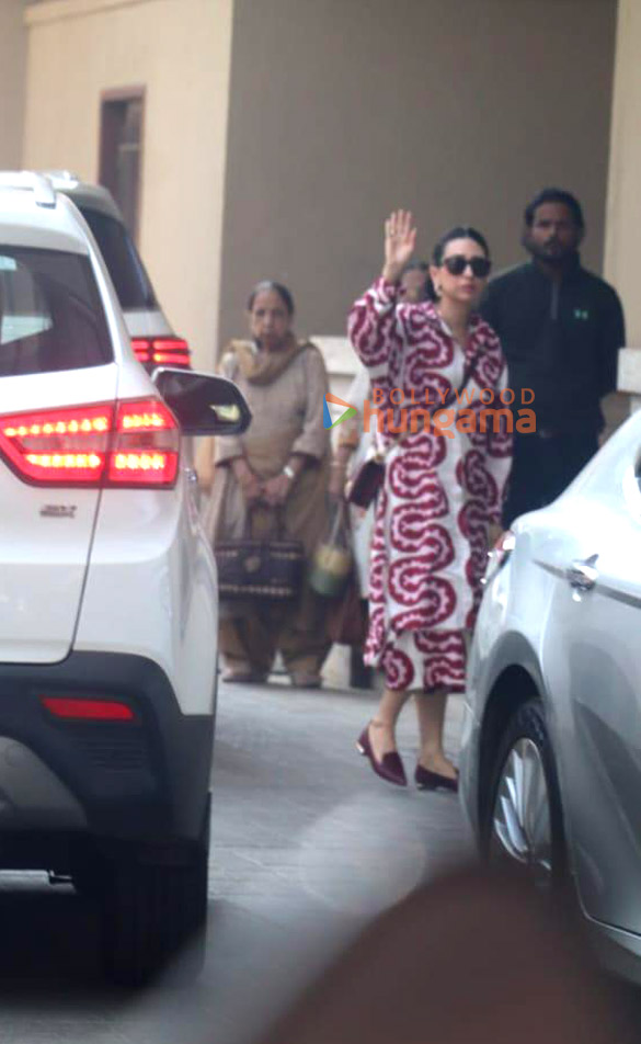photos kareena kapoor khan and karishma kapoor spotted at amrita aroras house 2