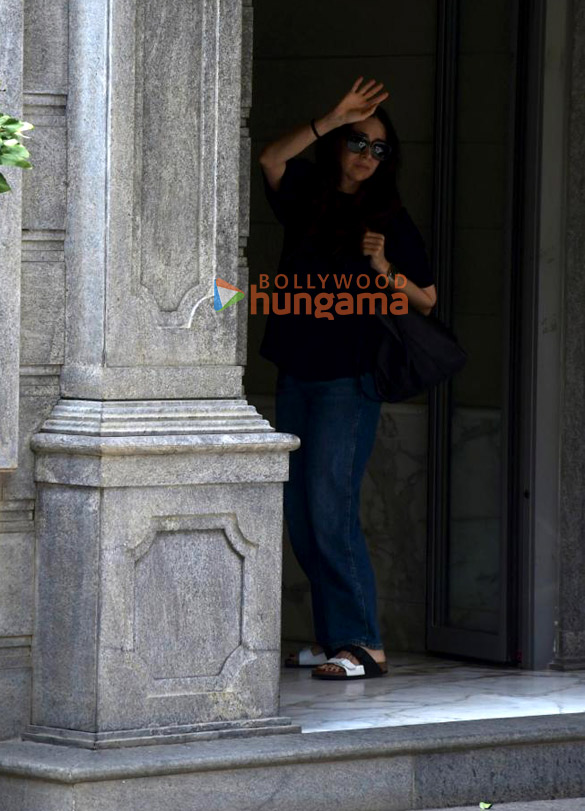 photos kareena kapoor khan and karisma kapoor snapped at their father randhir kapoors house in bandra 1