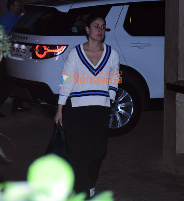 photos kareena kapoor khan and karisma kapoor snapped in bandra 1 2