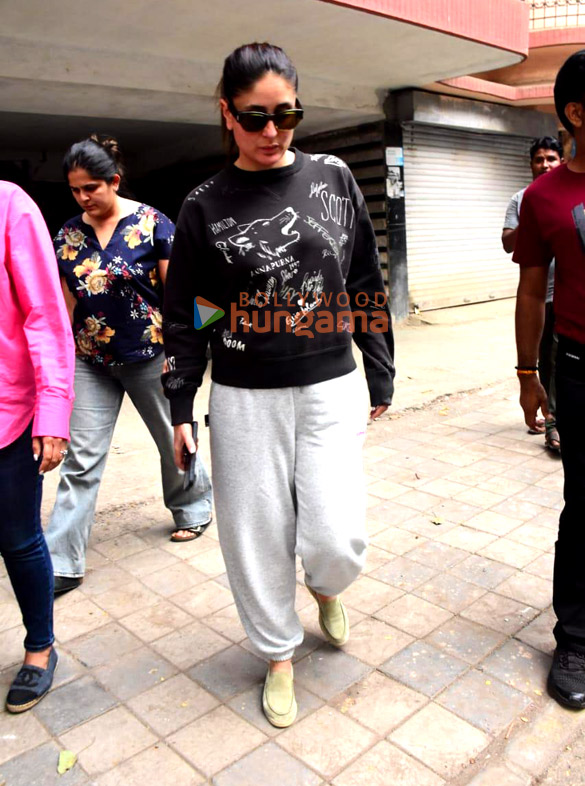 Photos: Kareena Kapoor Khan snapped in Bandra Photos: Kareena Kapoor Khan snapped in Bandra