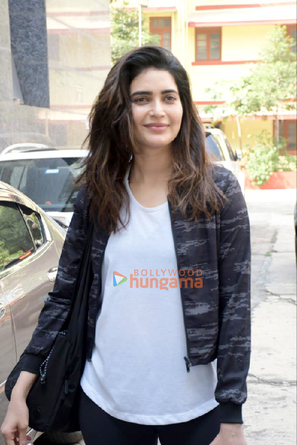 photos karishma tanna snapped outside the gym in bandra 3