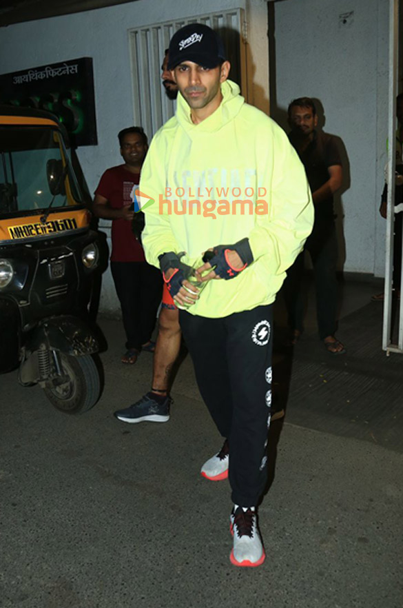 Photos: Kartik Aaryan snapped outside the gym in Juhu | Parties & Events