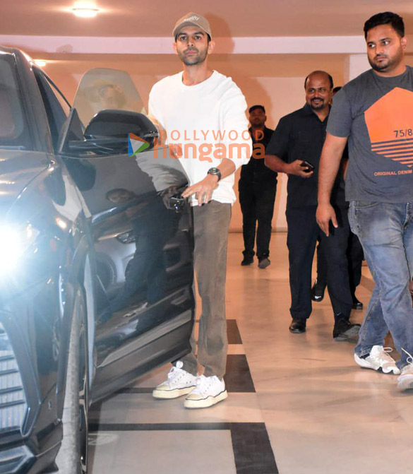 photos kartik aryan snapped at karan johars house in bandra 1