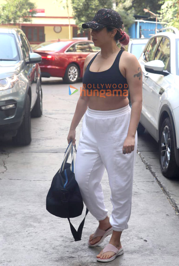 photos neha bhasin snapped outside the gym in bandra 1 4