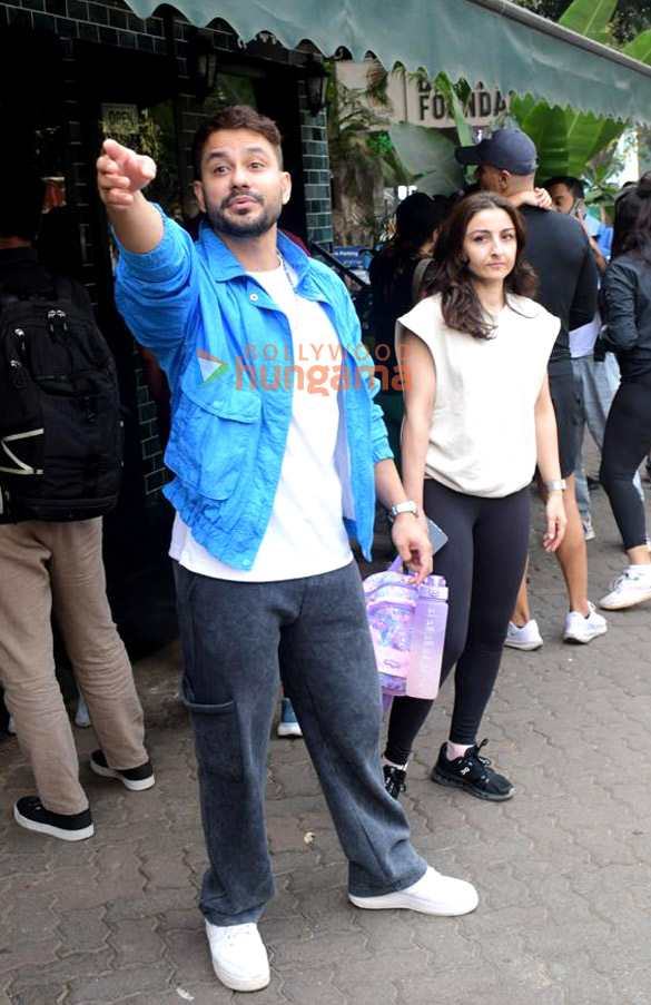 Photos: Neha Dhupia, Angad Bedi, Kunal Kemmu and Soha Ali Khan snapped outside a cafe in Bandra Photos: Neha Dhupia, Angad Bedi, Kunal Kemmu and Soha Ali Khan snapped outside a cafe in Bandra