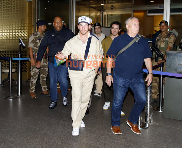 photos nick jonas joe jonas kevin jonas snapped at mumbai airport ahead of jonas brothers concert 4