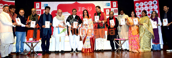 photos prasoon joshi subhash ghai and hema malini among others snapped at the launch of gulzars biography 1