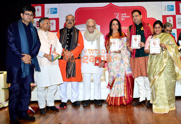 photos prasoon joshi subhash ghai and hema malini among others snapped at the launch of gulzars biography 3