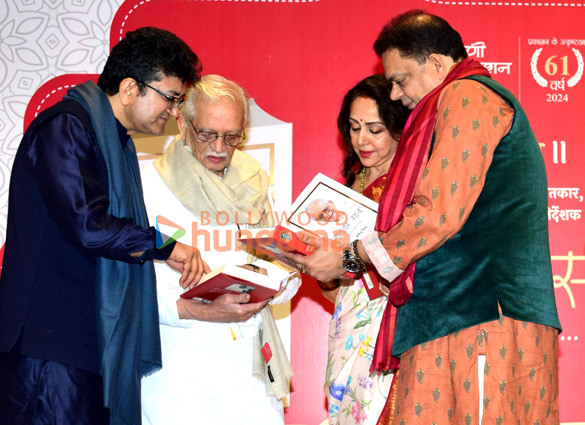 Photos Prasoon Joshi, Subhash Ghai and Hema Malini among others snapped at the launch of Gulzar’s biography! (4)