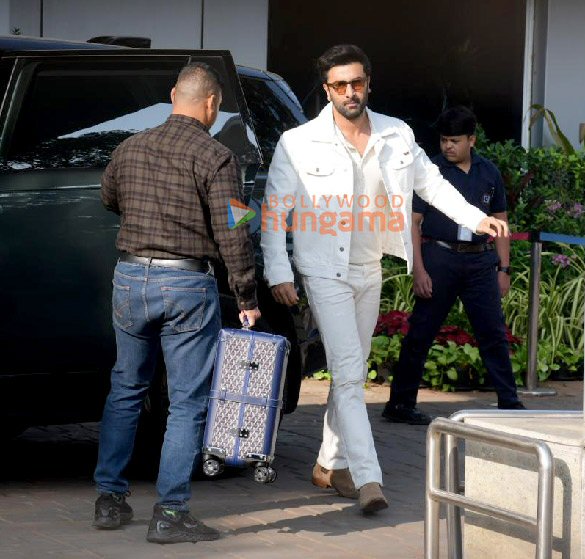 photos ranbir kapoor sara ali khan ayushmann khurrana and karan johar snapped at kalina airport 5