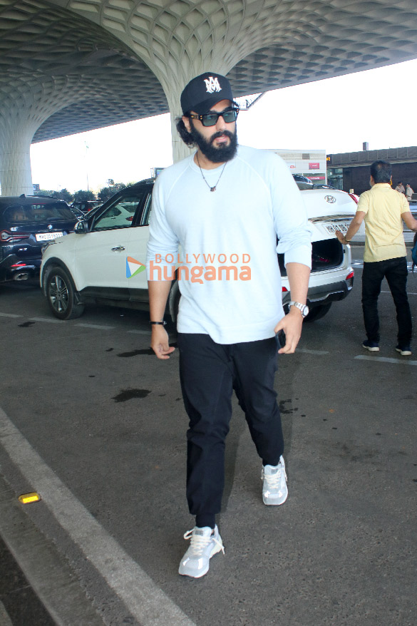 photos ranveer singh deepika padukone arjun kapoor and others snapped at the airport 11