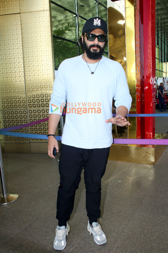 photos ranveer singh deepika padukone arjun kapoor and others snapped at the airport 2