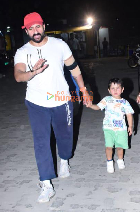 photos saif ali khan and kareena kapoor khan snapped in bandra 1 5