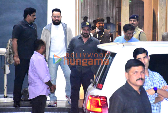 Photos: Salman Khan snapped at Kalina airport Photos: Salman Khan snapped at Kalina airport