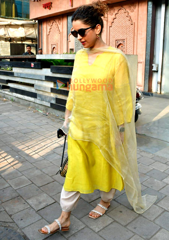 photos sanya malhotra snapped in juhu 4 7