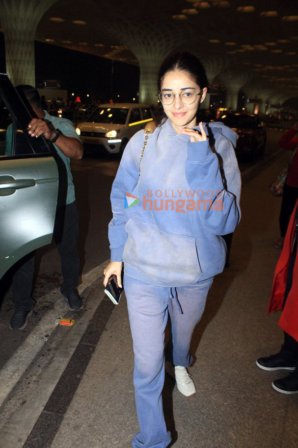 photos shah rukh khan and ananya panday snapped at the airport 2
