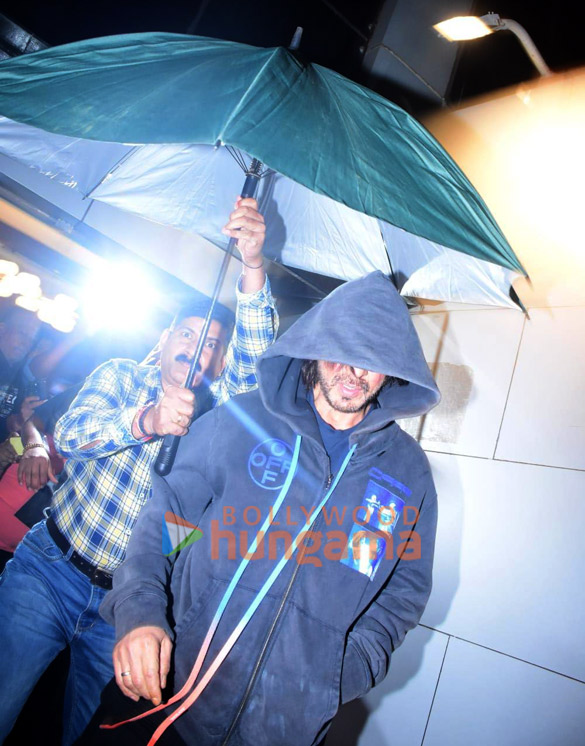 photos shah rukh khan snapped in bandra 1