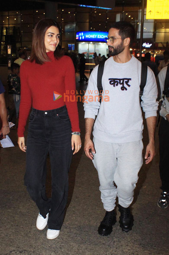 photos shahid kapoor and kriti sanon snapped at the airport 2