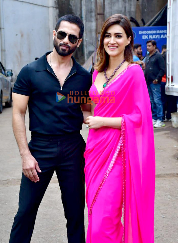 Photos: Shahid Kapoor and Kriti Sanon snapped on the sets of Indian Idol 16 for Teri Baaton Mein Aisa Uljha Jiya promotions Photos: Shahid Kapoor and Kriti Sanon snapped on the sets of Indian Idol 16 for Teri Baaton Mein Aisa Uljha Jiya promotions