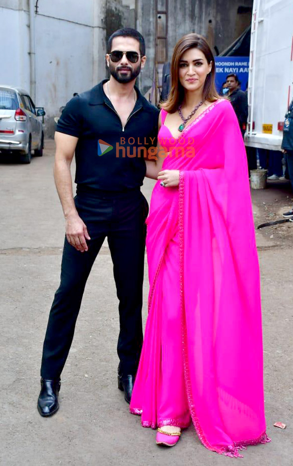 photos shahid kapoor and kriti sanon snapped on the sets of indian idol 16 for teri baaton mein aisa uljha jiya promotions 2