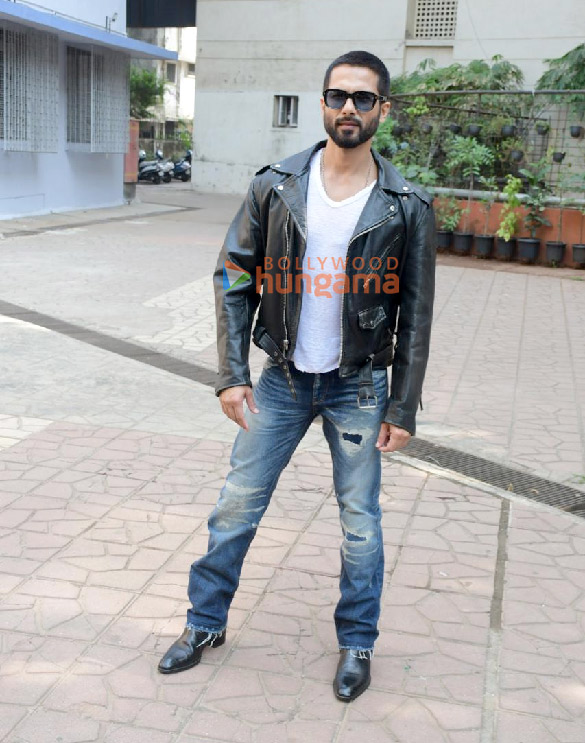 photos shahid kapoor and kriti sanon snapped promoting their film teri baaton mein aisa uljha jiya 4