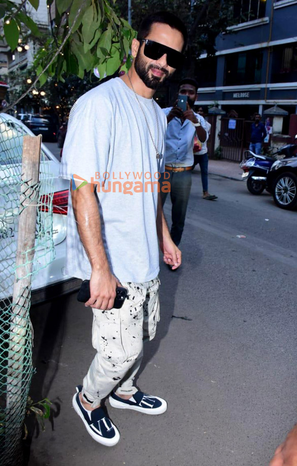 photos shahid kapoor snapped in bandra 2 3