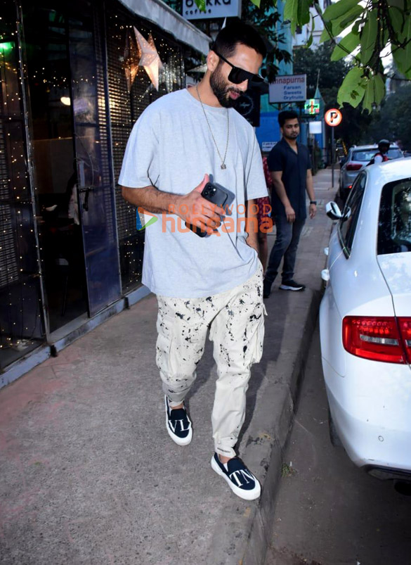 photos shahid kapoor snapped in bandra 3 3