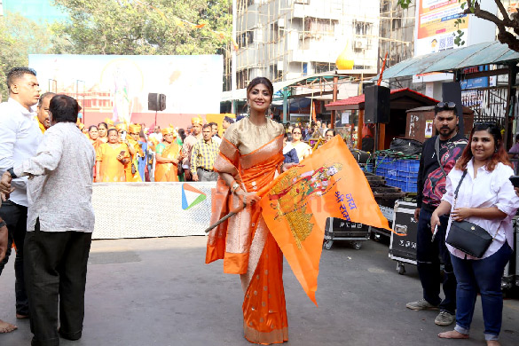 photos shilpa shetty snapped at the siddhivinayak temple in mumbai 2