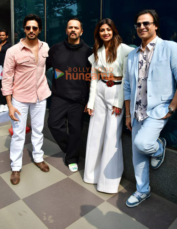 photos sidharth malhotra shilpa shetty vivek oberoi and rohit shetty snapped during indian police force promotions 1 3