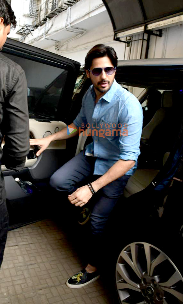 photos sidharth malhotra snapped at the dharma productions office 5