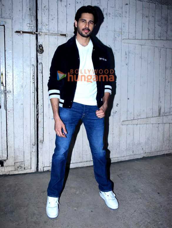 photos sidharth malhotra snapped in bandra 1 3