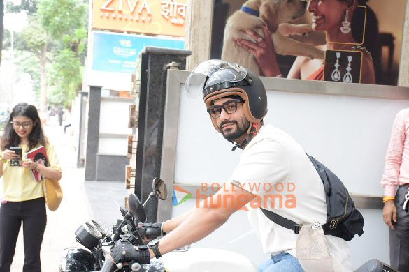 photos sunny kaushal snapped in bandra 3