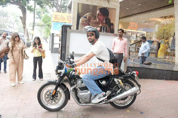 photos sunny kaushal snapped in bandra 4