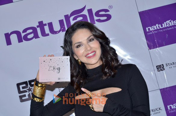 photos sunny leone snapped at the launch of naturals borivali outlet 8