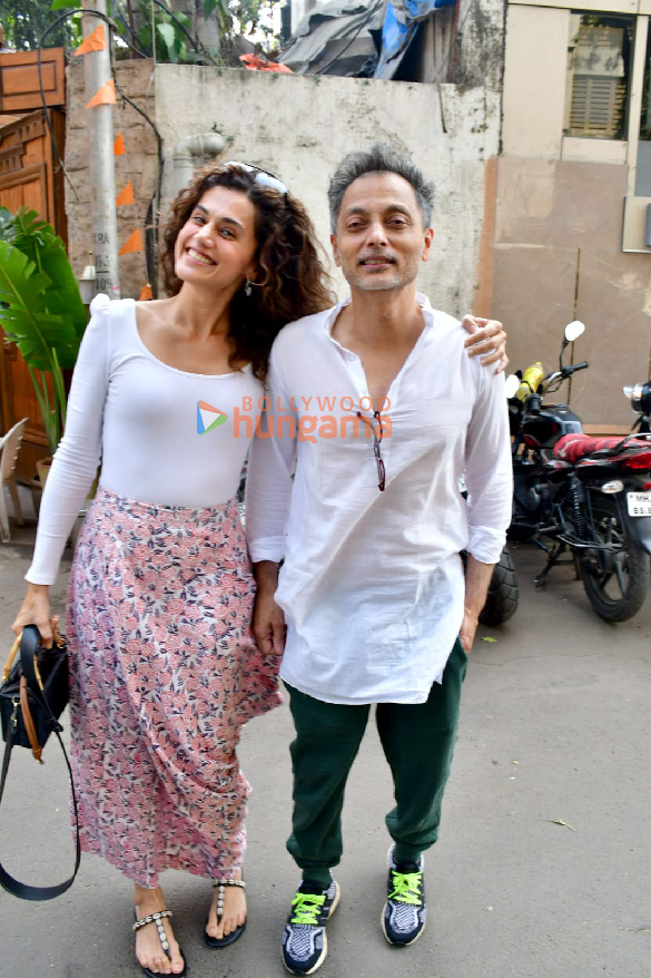 photos taapsee pannu and sujoy ghosh snapped in juhu 1