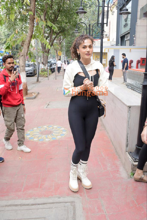 photos taapsee pannu snapped in bandra 5