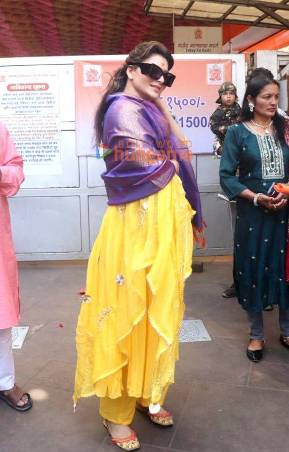photos urvashi rautela snapped at siddhivinayak temple 6