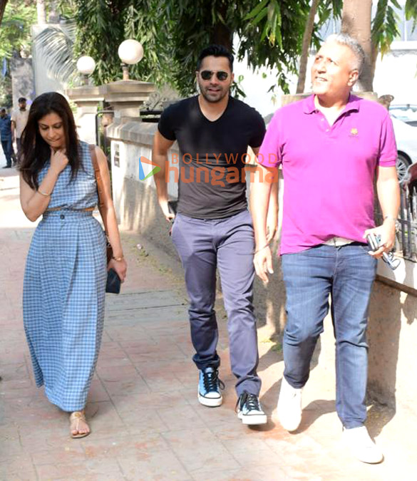Photos: Varun Dhawan snapped in Bandra Photos: Varun Dhawan snapped in Bandra