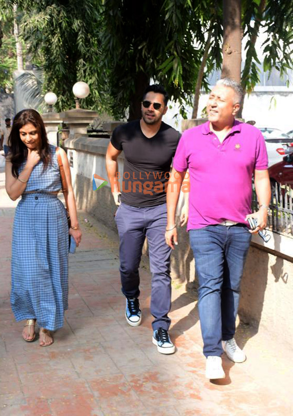 photos varun dhawan snapped in bandra 3 3