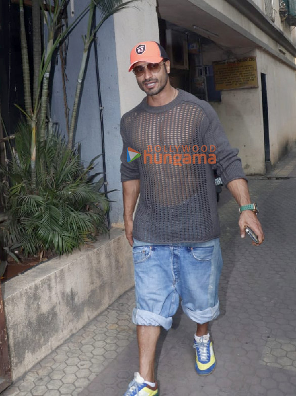 Photos: Vidyut Jammwal snapped in Bandra Photos: Vidyut Jammwal snapped in Bandra