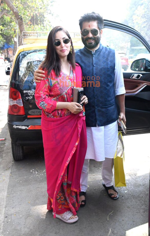 photos yami gautam dhar snapped outside a store in khar with mother and husband aditya dhar 2