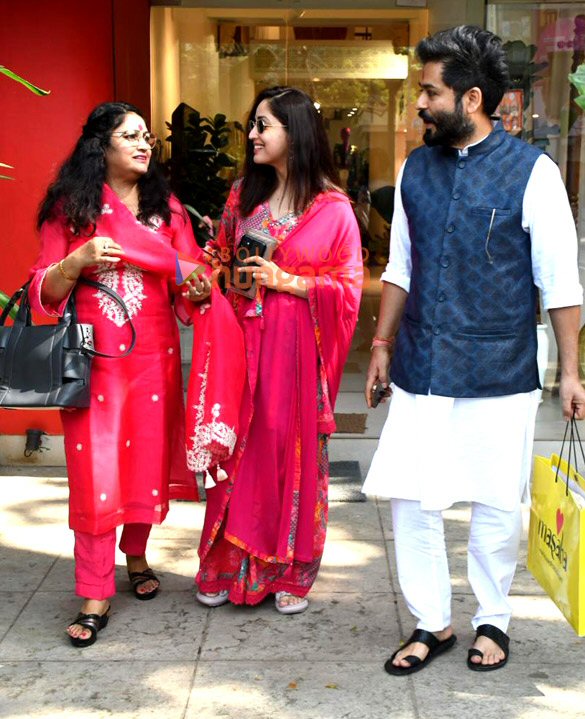 photos yami gautam dhar snapped outside a store in khar with mother and husband aditya dhar 4
