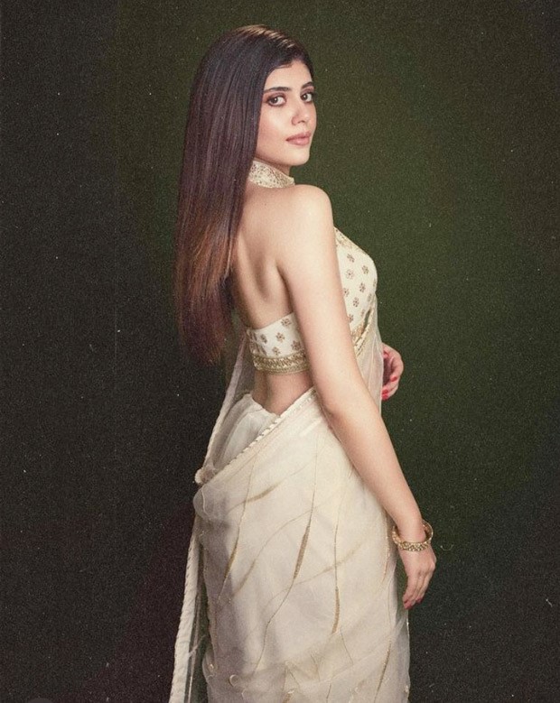 Sanjana Sanghi weaves a picture of elegance in an ivory saree for Gauravvanta Gujarati Awards