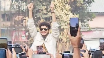 Trophy Dongri Aa Gayi!!! A wave of fans surround Munawar Faruqui