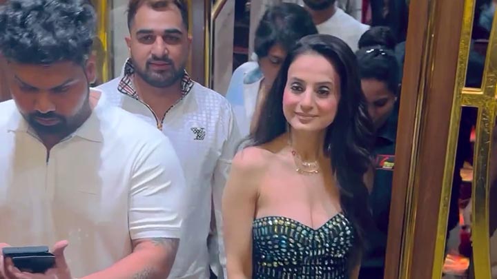Ameesha Patel always looks so dazzling in every outfit she donnes