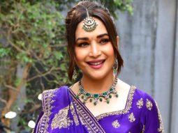 Madhuri Dixit dresses up in her iconic ‘Didi Tera Dewar Deewaana’ look